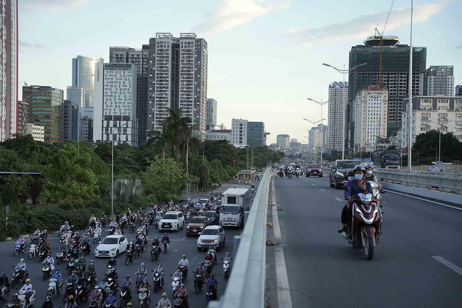 Năm 2023, thành phố xây dựng 2 đơn nguyên cầu vượt đô thị chạy dọc hai bên cầu vượt Mai Dịch, hoàn thành sau một năm. Sau khi hai đơn nguyên cầu vượt thép Mai Dịch thông xe, kết hợp việc phân luồng, cải tạo các tiểu đảo quanh nút giao, lắp đèn tín hiệu... giúp giao thông ở khu vực này ổn định hơn.