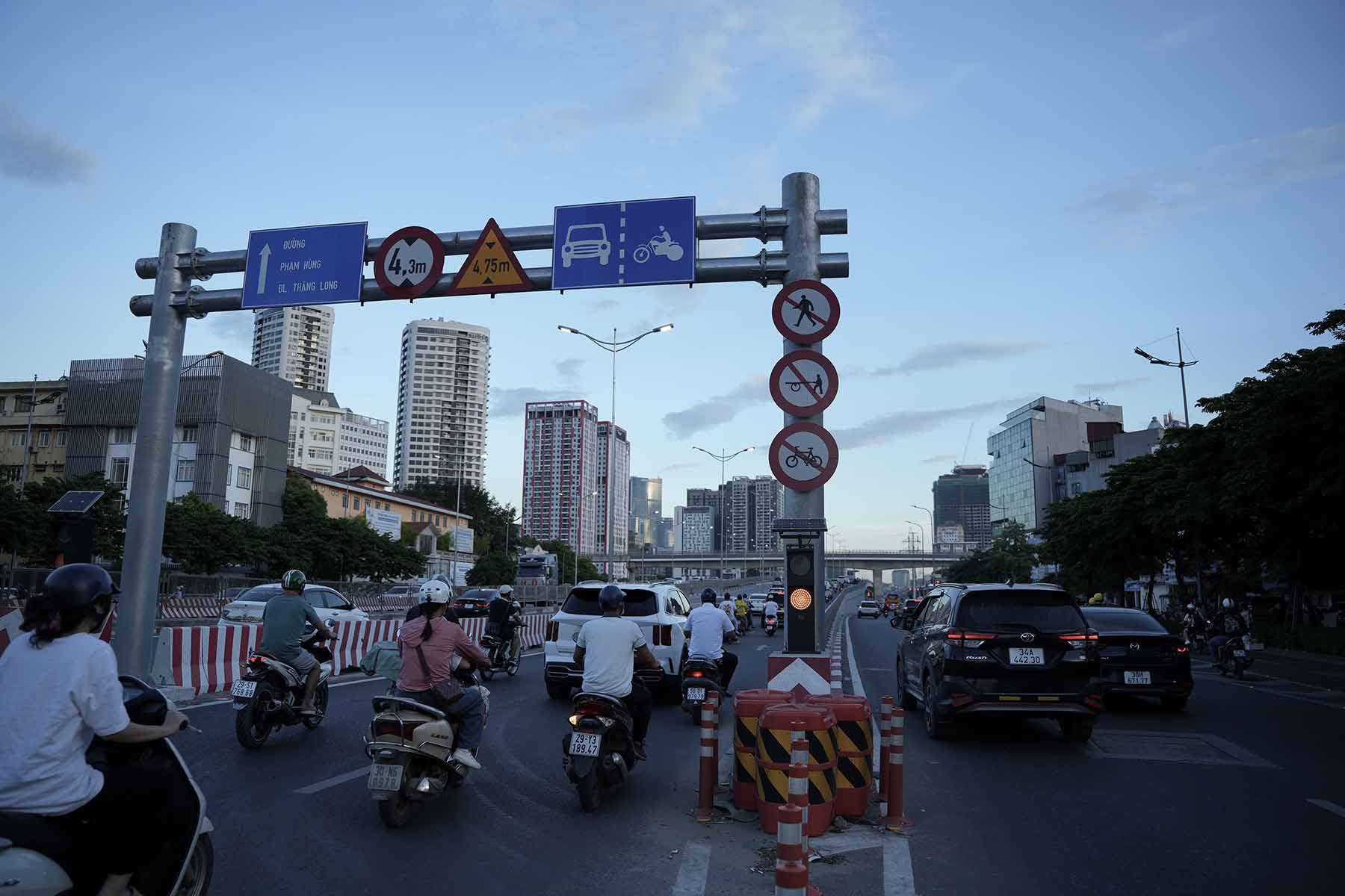 Một “điểm đen” ùn tắc khu vực đầu cầu Mai Dịch, hướng từ đường Phạm Văn Đồng đi Phạm Hùng cũng đã được xóa.