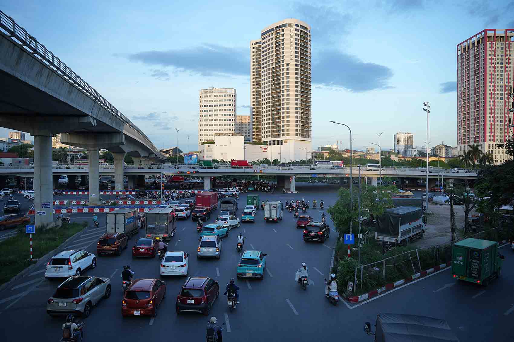 Nút giao Mai Dịch thuộc quận Cầu Giấy, gần Bến xe Mỹ Đình và là nơi giao giữa các Quốc lộ 32, Vành đai 3 Hà Nội và đường Xuân Thủy. Các tuyến này có mật độ xe dày đặc, nhất là ôtô trọng tải lớn do là trục huyết mạch kết nối ngoại ô thành phố với khu trung tâm.