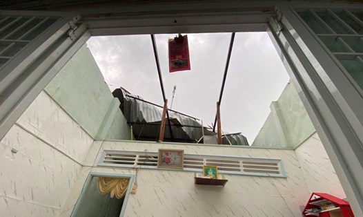 5 căn nhà bị tốc mái do mưa dông, lốc xoáy trên địa bàn huyện Kiên Hải vào ngày 15.6. Ảnh: Ban CHQS huyện Kiên Hải