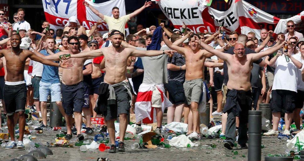 Người hâm mộ Anh náo động đường phố Đức với bia để cổ vũ cho tuyển nhà tại EURO 2024. Ảnh: X