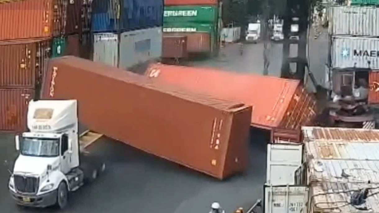 Hai thùng container văng xuống đường rất may không đè trúng ai. Ảnh cắt từ clip