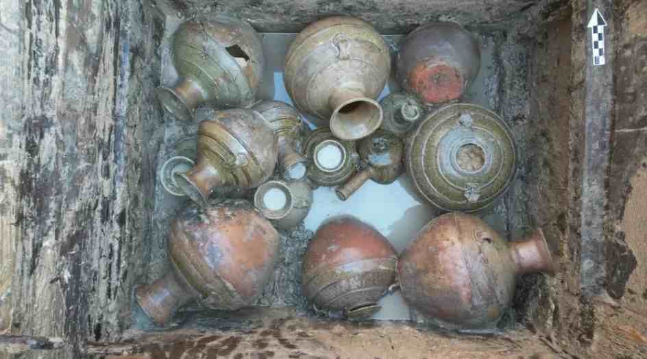 Đồ gốm tráng men được phát hiện trong mộ cổ. Ảnh: kaogu.cssn.cn