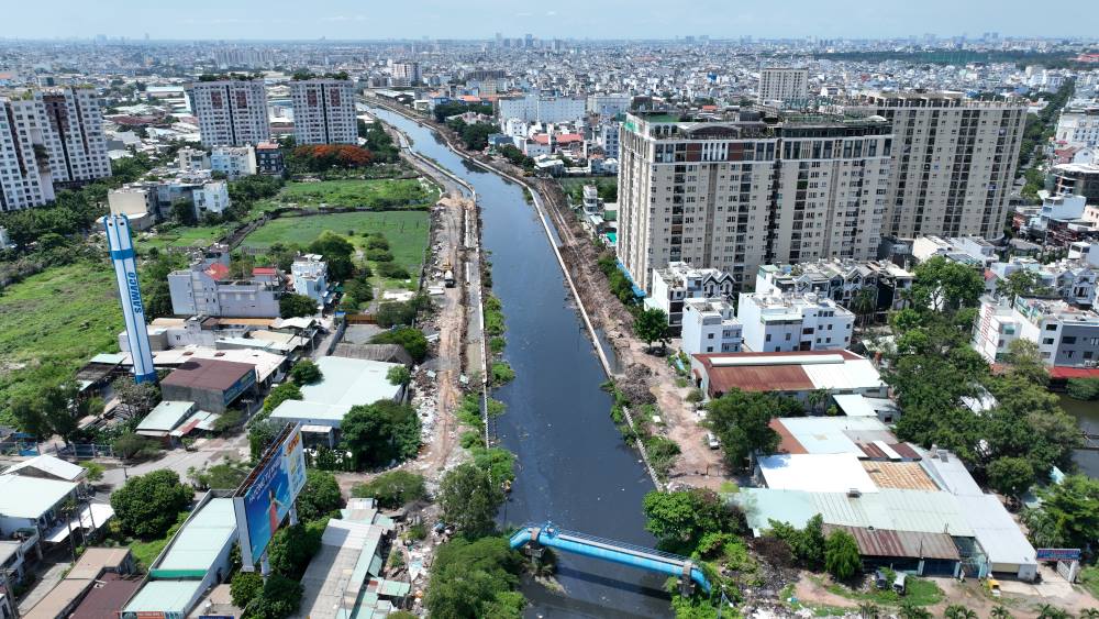  Dài gần 32 km, kênh Tham Lương - Bến Cát - rạch Nước Lên chảy qua Quận 12, Bình Tân, Tân Phú, Tân Bình, Gò Vấp, Bình Thạnh và huyện Bình Chánh. Đây là kênh dài nhất, cũng là một trong những tuyến kênh ô nhiễm nhất TPHCM. Trong ảnh là đoạn kênh chảy qua Quận 12 hiện đã được cải tạo, dần thành hình.