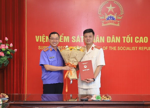 Ông Nguyễn Minh Hải (phải) nhận quyết định bổ nhiệm. Ảnh: Viện KSND Tối cao