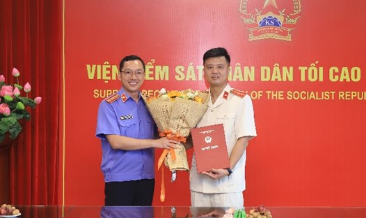 Ông Nguyễn Minh Hải (phải) nhận quyết định bổ nhiệm. Ảnh: Viện KSND Tối cao