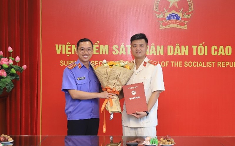 Ông Nguyễn Minh Hải (phải) nhận quyết định bổ nhiệm. Ảnh: Viện KSND Tối cao