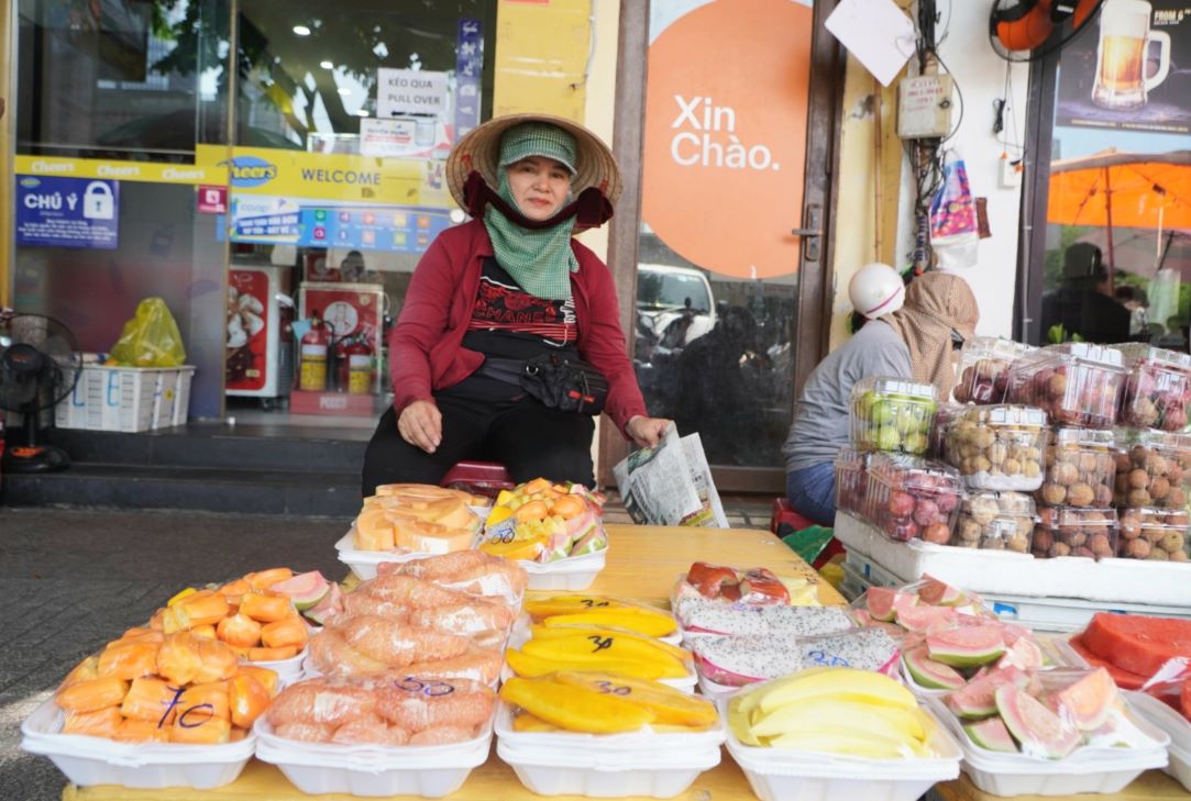 Bà Phạm Thị Sơn (62 tuổi), bán trái cây tại vỉa hè đường Phan Chu Trinh cho biết, từ ngày được thuê sử dụng vỉa hè, việc buôn bán diễn ra khá thuận lợi. “Lượng khách đi lại đông hơn nên khách cũng tăng lên, đồng thời  cũng không còn phải lo lực lượng chức năng đến kiểm tra“, bà Sơn nói. 
