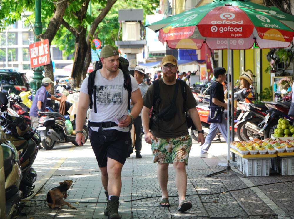 Hình ảnh vỉa hè đường Phan Chu Trinh thông thoáng, người đi bộ dễ dàng di chuyển, không còn tình trạng lấn chiếm để giữ xe, buôn bán lộn xộn như thời gian trước.