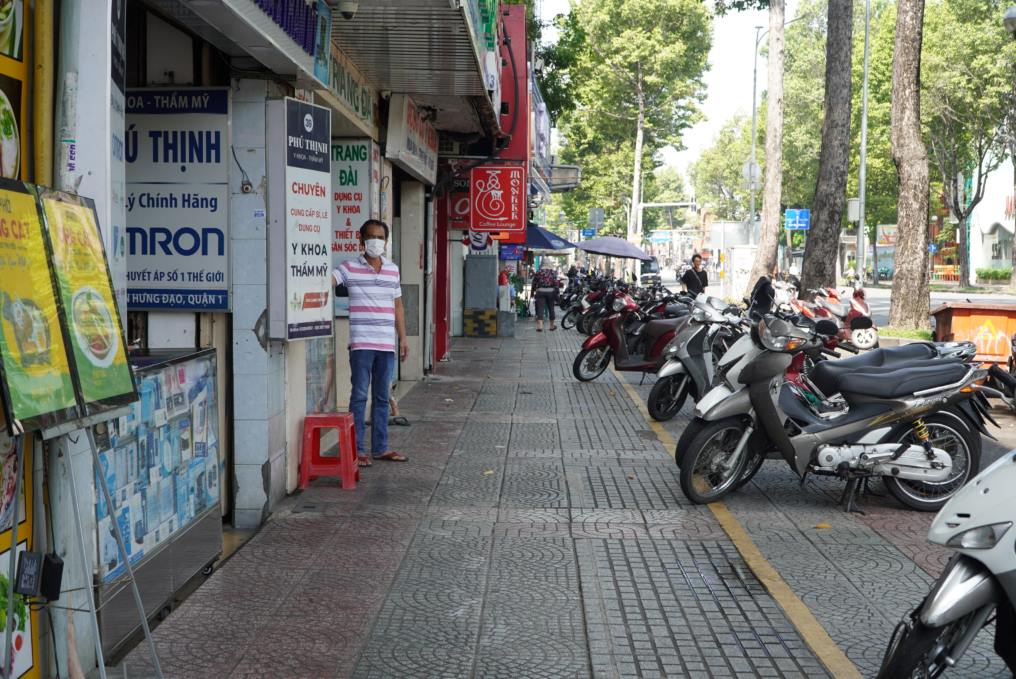 Hình ảnh vỉa hè đường Trần Hưng Đạo, xe máy được sắp xếp khá gọn gàng.