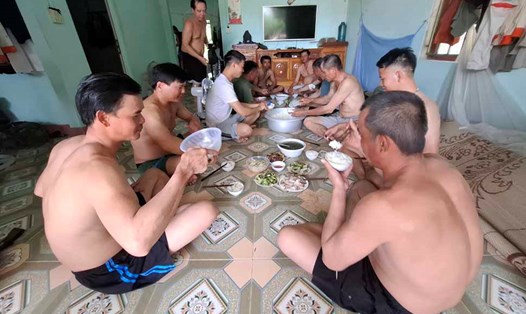 Bữa cơm trưa của nhóm công nhân thi công dựng cột điện số 175 thuộc công trường 500kV mạch 3 ở Hà Tĩnh. Ảnh: Đức Tiến.
