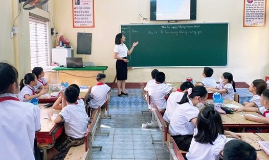 Bộ GDĐT giải đáp thắc mắc về việc giáo viên tiểu học chuyển hạng, tính thời gian giữ ngạch thế nào? Ảnh: Trang Hà
