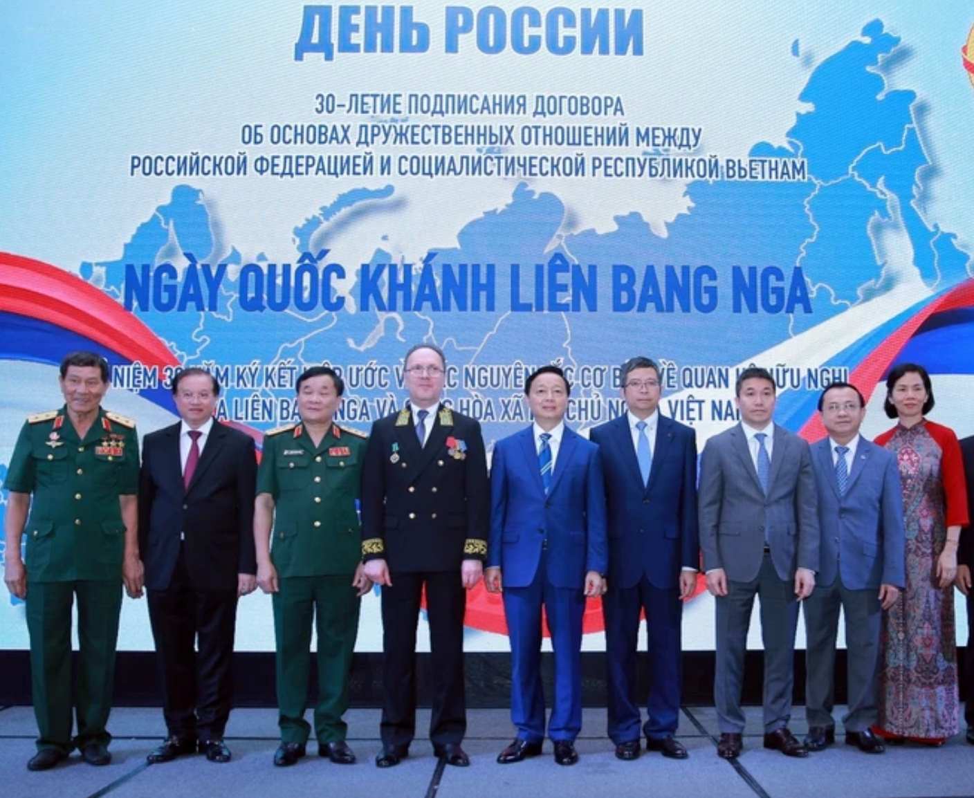Phó Thủ tướng Chính phủ Trần Hồng Hà (giữa) và Đại sứ Nga tại Việt Nam Gennady Stepanovich Bezdetko (thứ 4 từ trái sang) tại lễ kỷ niệm Quốc khánh Nga, ngày 7.6.2024. Ảnh: TTXVN