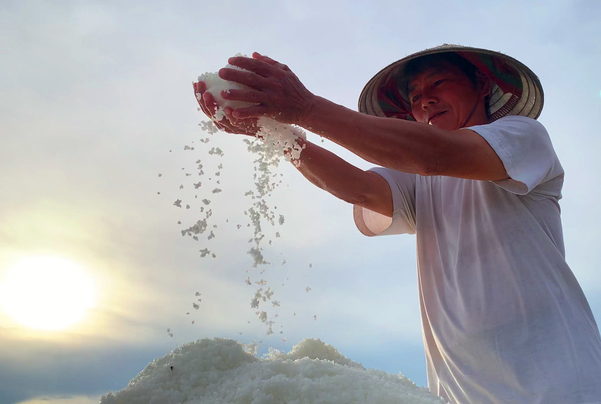 Nghề muối Bạch Long (huyện Giao Thủy, tỉnh Nam Định). Ảnh: Lương Hà