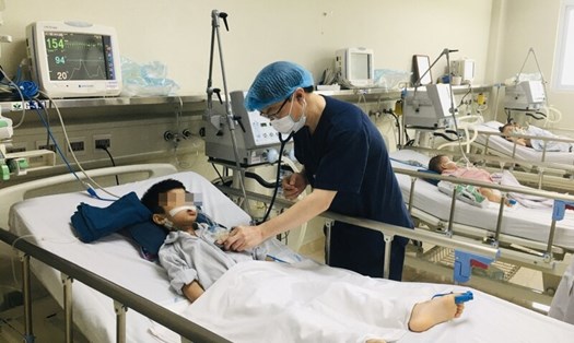 Bác sĩ chăm sóc một ca viêm não tại Bệnh viện Nhi Trung ương. Ảnh: BVCC