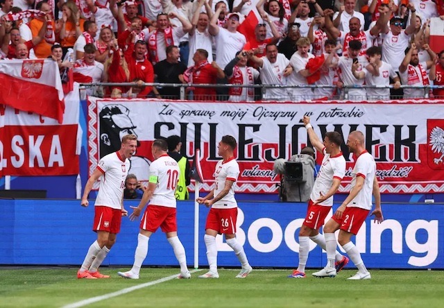 Ba Lan mở tỉ số từ một tình huống cố định. Ảnh: UEFA