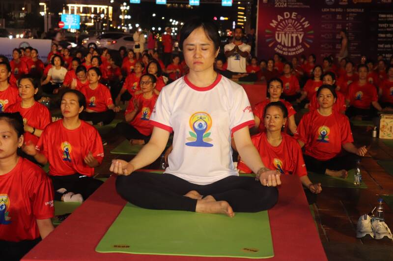 Đồng diễn yoga. Ảnh: Nguyễn Linh