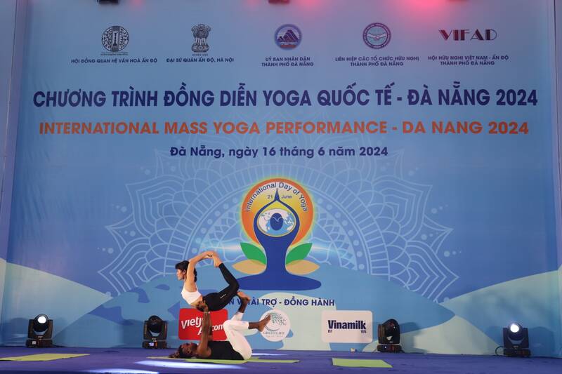 Các tiết mục trình diễn yoga. Ảnh: Nguyễn Linh