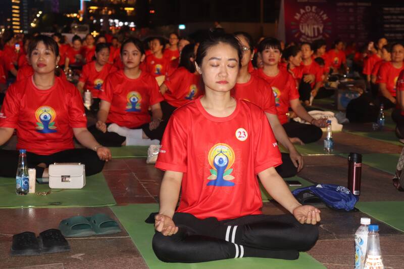 Gần 1.500 người đồng diễn yoga ở Đà Nẵng. Ảnh: Nguyễn Linh