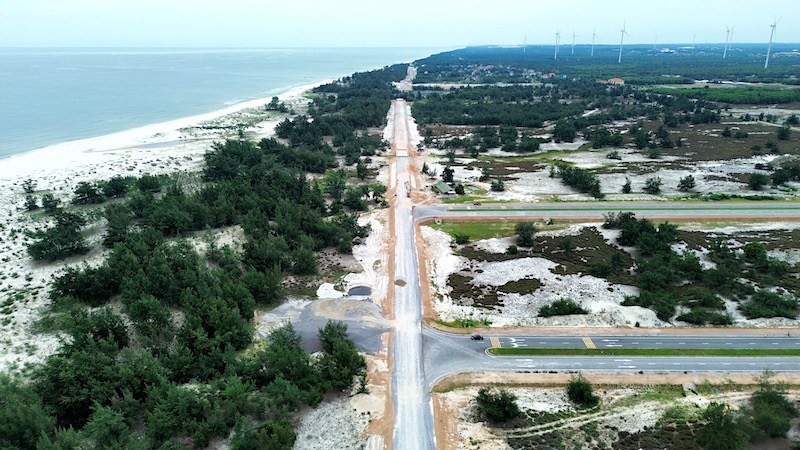 Tuyến đường ven biển thuộc Dự án Đường ven biển và cầu Nhật Lệ 3 là một trong những dự án giao thông trọng điểm tại tỉnh Quảng Bình được khởi công từ cuối tháng 1.2022. Tuyến đường gồm 3 đoạn với tổng chiều dài 80km. Trong đó, đoạn Nam Roòn - xã Quảng Phúc (huyện Quảng Trạch) có chiều dài 21,9km; đoạn Nam Cầu Lý Hòa - xã Quang Phú (TP. Đồng Hới), nối với đường Nhật Lệ - Quang Phú có chiều dài 15,56km; đoạn Hà Trung - Mạch Nước nối đến đường ven biển theo quy hoạch của tỉnh Quảng Trị có điều dài 42,5km. Ảnh: Công Sáng