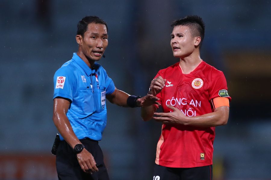 Phút 72, sau khi tham khảo VAR, trọng tài xác định bóng chạm tay Văn Luân sau tình huống đánh đầu cận thành của Tagueu. Hà Nội FC được hưởng quả phạt đền.