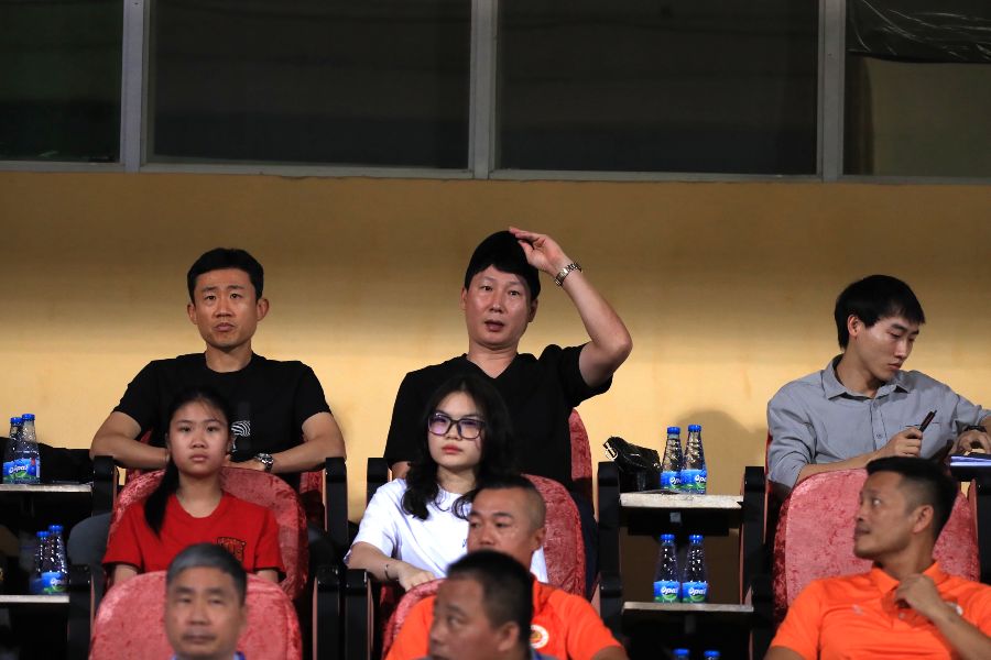 Dự khán trận đấu này có huấn luyện viên trưởng đội tuyển Việt Nam - ông Kim Sang-sik.