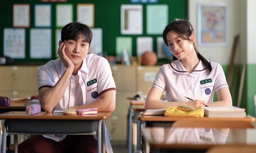 Jinyoung (B1A4) và Dahyun (TWICE) đóng chính bản Hàn phim "Cô gái năm ấy chúng ta cùng theo đuổi". Ảnh: Nhà sản xuất
