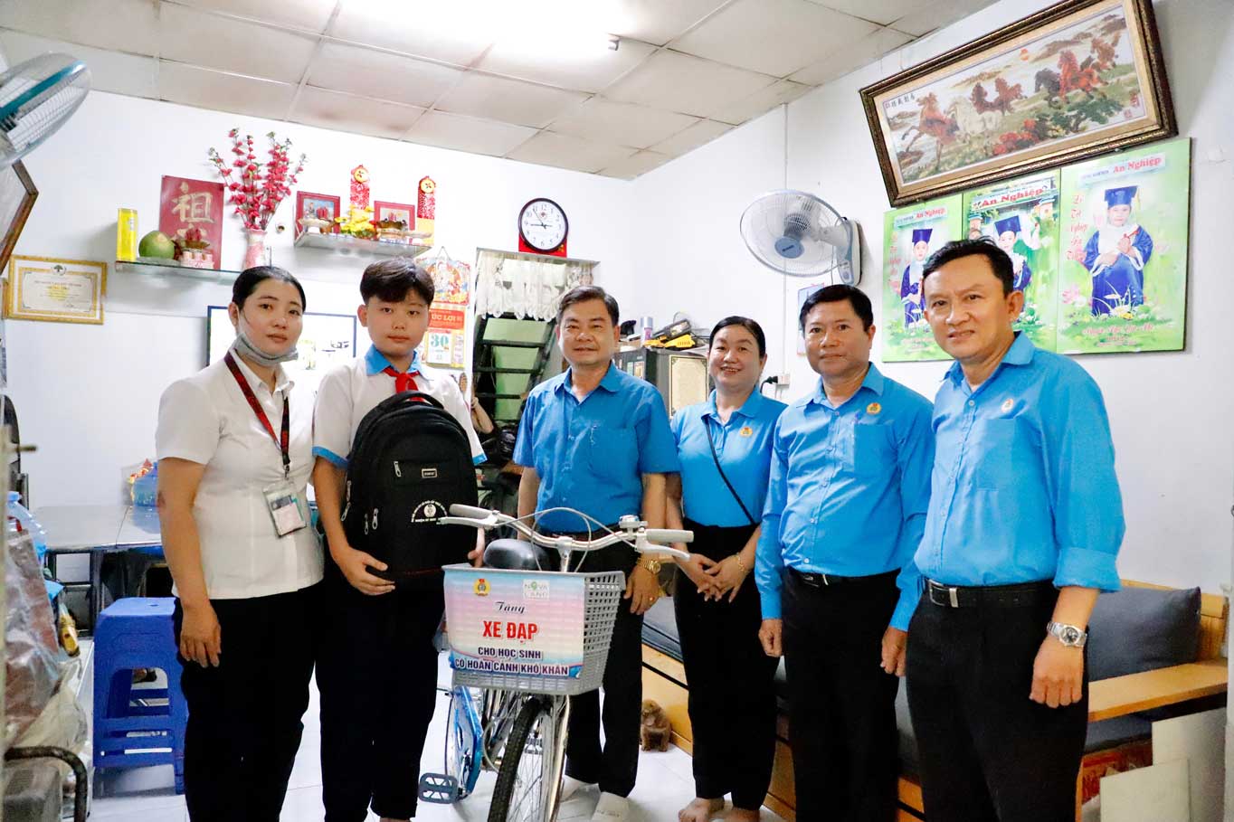 LĐLĐ TP Cần Thơ đến thăm hỏi, tặng quà cho gia đình học sinh có hoàn cảnh khó khăn tại quận Ninh Kiều. Ảnh: Mỹ Ly
