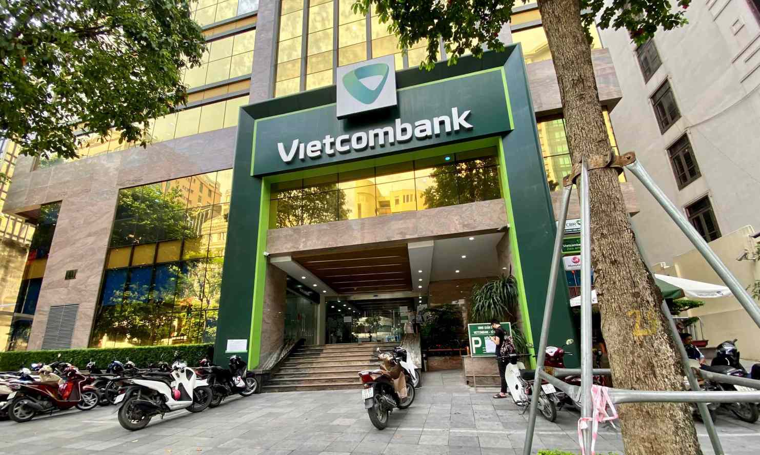 Nhiều chi nhánh Vietcombank không còn cảnh xếp hàng dài sau khi triển khai đăng ký mua vàng trực tuyến.