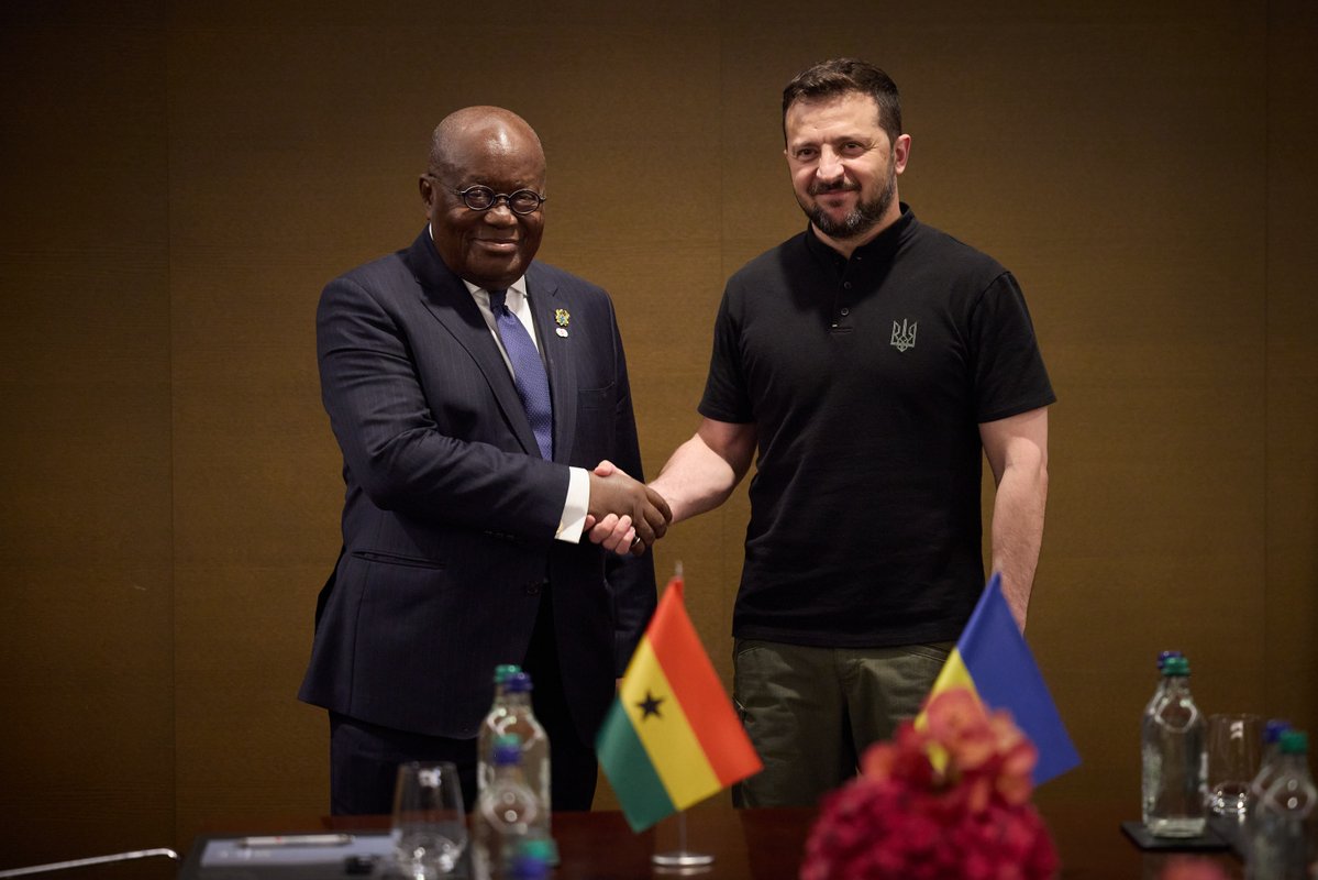 Tổng thống Ukraina Volodymyr Zelensky (phải) cùng Tổng thống Ghana Nana Akufo-Addo. Ảnh: X/Zelensky