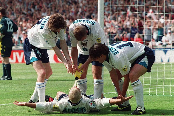 Màn ăn mừng “ghế nha sĩ” của Paul Gascoigne sau khi ghi bàn vào lưới Scotland tại EURO 1996. Ảnh: GiveMeSport