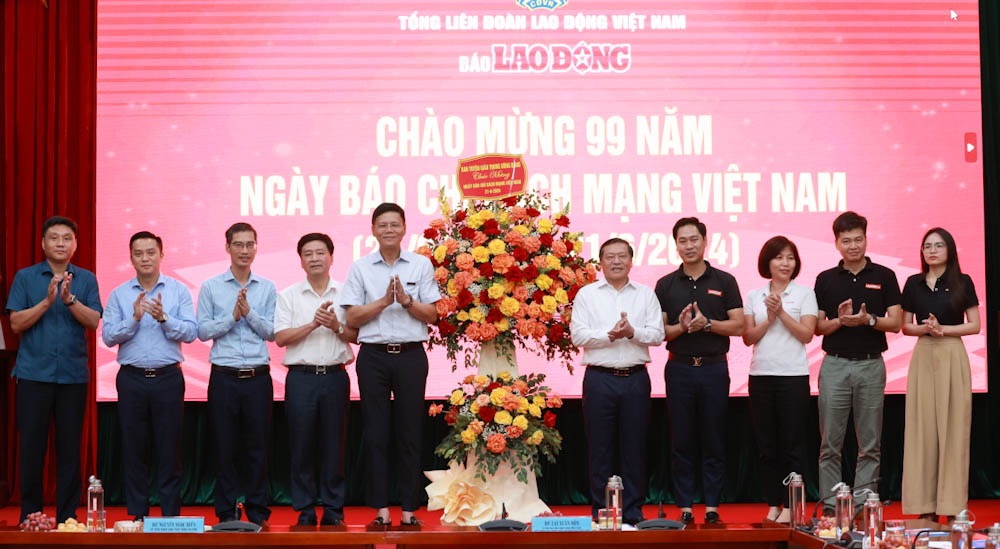 Đoàn công tác của Ban Tuyên giáo Trung ương tặng hoa chúc mừng Báo Lao Động. Ảnh: Hải Nguyễn