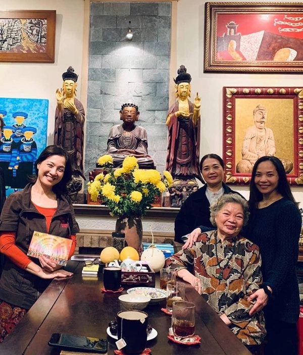 Ba chị em Lê Vân về thăm mẹ Lê Mai. Ảnh: Facebook nhân vật