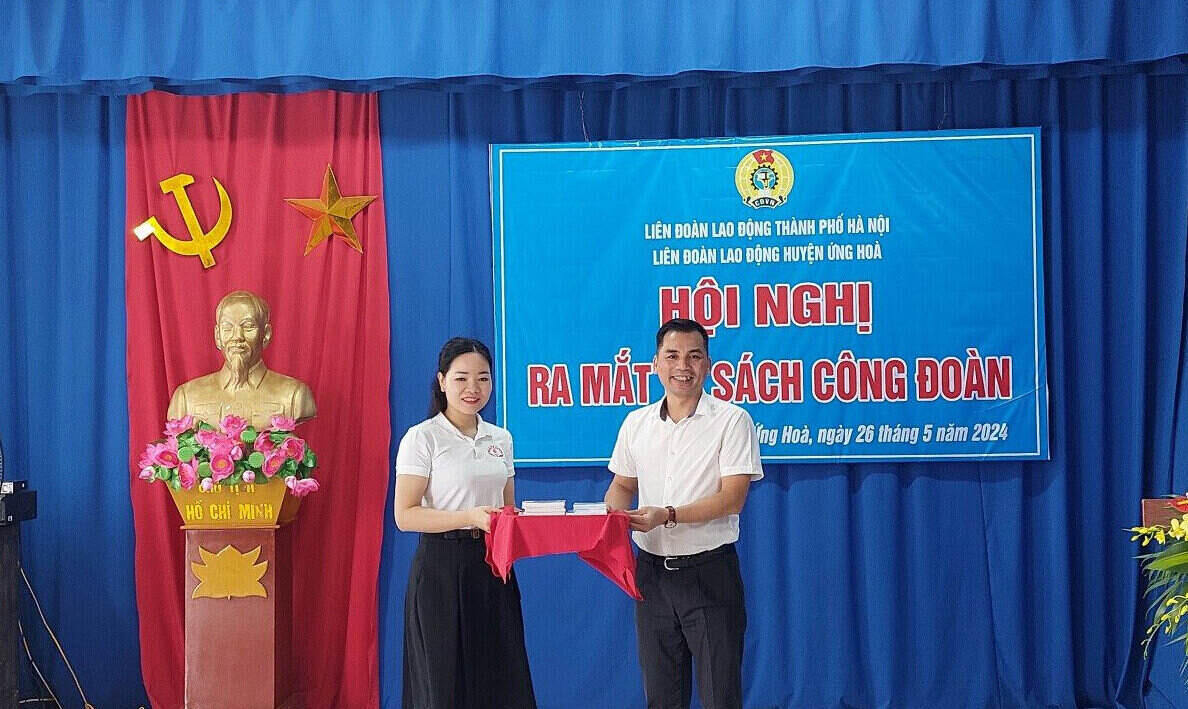 Phó Chủ tịch Thường trực Liên đoàn Lao động Thành phố Lê Đình Hùng trao tặng sách cho Tủ sách Công đoàn tại Công đoàn cơ sở Công ty TNHH Maxcore (ảnh minh họa). Ảnh: CĐCS