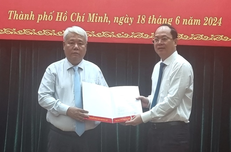 Ông Nguyễn Hồ Hải (bên phải) trao quyết định của Thành ủy TPHCM cho ông Võ Khắc Thái. Ảnh: Nam Dương