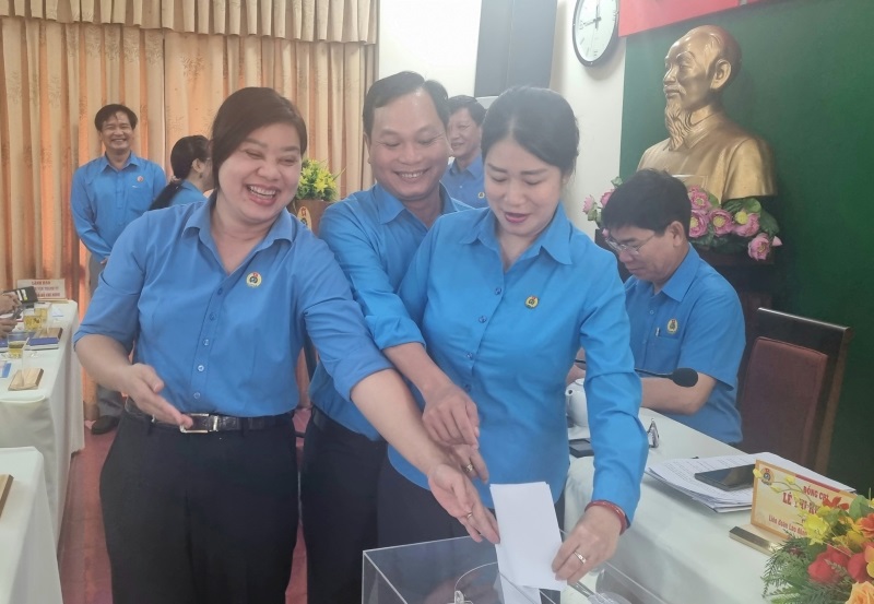 Các đại biểu bỏ phiếu bầu 6ng Võ Khắc Thái giữ chức vụ Chủ tịch LĐLĐ TPHCM. Ảnh: Nam Dương