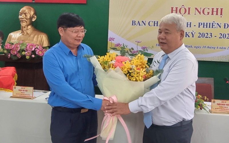 Phó Chủ tịch Tổng LĐLĐ Việt Nam Phan Văn Anh (bên trái) tặng hoa chúc mừng ông Võ Khắc Thái được bầu làm Chủ tịch LĐLĐ TPHCM. Ảnh: Nam Dương. 