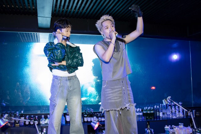 Hoàng Dũng, Coldzy hát live trên sân khấu. Ảnh: NSCC.