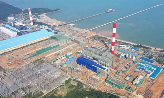 Nhà máy Nhiệt điện Vũng Áng 2 (bên phải) đang thi công cạnh Nhà máy Nhiệt điện Vũng Áng 1 đã hoàn thành đi vào hoạt động từ lâu. Ảnh: Trần Tuấn
