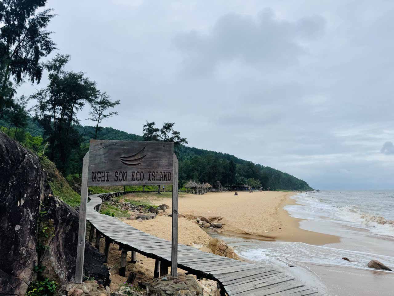 Bãi Đông Thanh Hóa thuộc khu sinh thái Nghi Sơn Eco Island nên du khách sẽ mất một khoản phí nhỏ khi ra bãi biển là 30.000 đồng/người. Bao gồm vé gửi xe máy, nước ngọt tắm tráng và giảm 10.000 đồng khi gọi nước uống trên bãi biển. Đồ ăn, nước uống bên ngoài không được mang theo vào bãi biển.