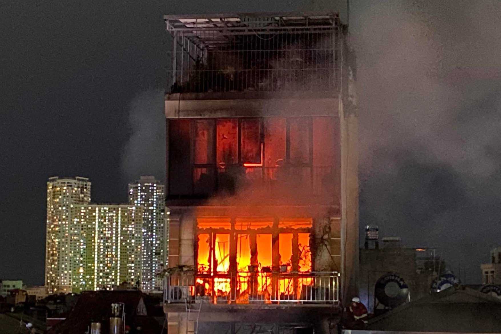 Căn nhà bốc cháy dữ dội từ tầng 4. Ảnh: Đình Thành