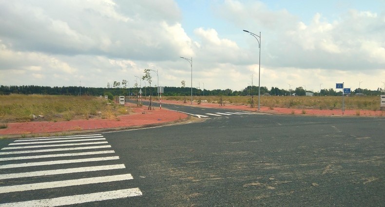 Khu tái định cư Năm Căn, tỉnh Cà Mau hạ tầng hoàn thiện nhưng chưa thu hút được người dân thuộc diện tái định cư vào ở. Ảnh: Nhật Hồ