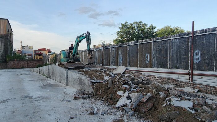 chính quyền phường Vĩnh Hưng đã huy động máy xúc vào đào lại đường, múc bỏ các khối bê tông làm đường đề pa, không còn hiện tượng tập kết xe và đỗ xe tại đây.