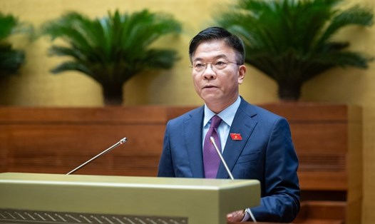 Phó Thủ tướng Chính phủ, Bộ trưởng Bộ Tư pháp Lê Thành Long trình bày tờ trình về dự án Luật Công chứng (sửa đổi). Ảnh: Quốc hội