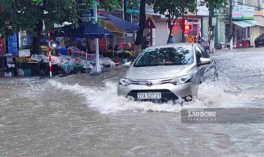Mỗi khi có mưa lớn, sân vận động tỉnh Điện Biên và khu vực lân cận lại ngập sâu trong nước. Ảnh: Văn Thành Chương