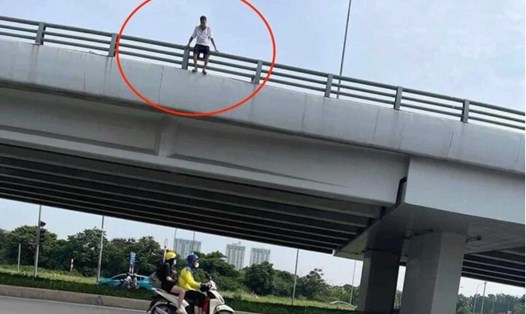 Người đàn ông tại Hà Nội trèo qua lan can cầu vượt rồi nhảy xuống đường. Ảnh: Người dân cung cấp