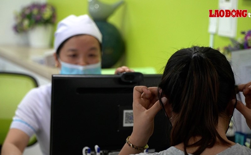 Bệnh nhân đang khám tại Bệnh viện Hùng Vương. Ảnh: NGUYỄN LY