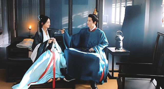 Mặc vũ vân gian gây chú ý khi lên sóng. Ảnh: VieON.