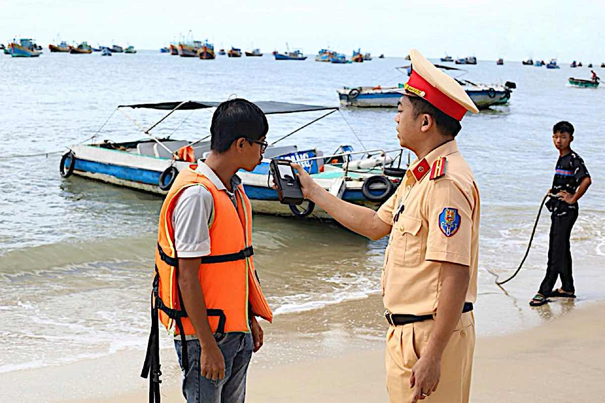 Kiểm tra nồng độ cồn đối với thuyền viên, người lái phương tiện. Ảnh: Lê Sơn