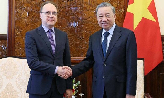 Chủ tịch nước Tô Lâm và Đại sứ Liên bang Nga tại Việt Nam. Ảnh: Nhan Sáng/TTXVN